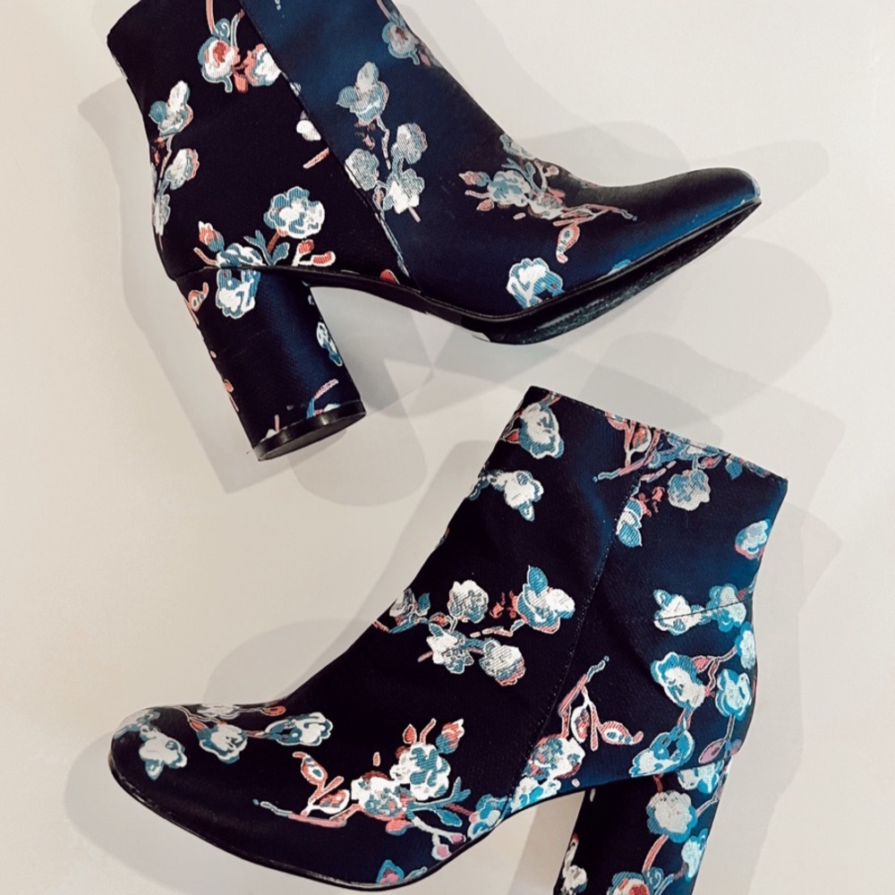 Urban Outfitters UO Exclusive Juliet Floral Navy Ankle Boot 2” Heel Size 8